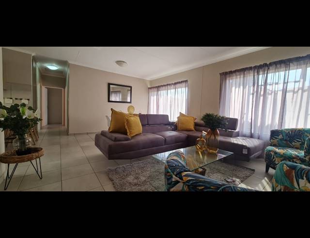 3 BEDROOM FULL FLOOR FOR SALE IN WATERKLOOF HILL ESTATE